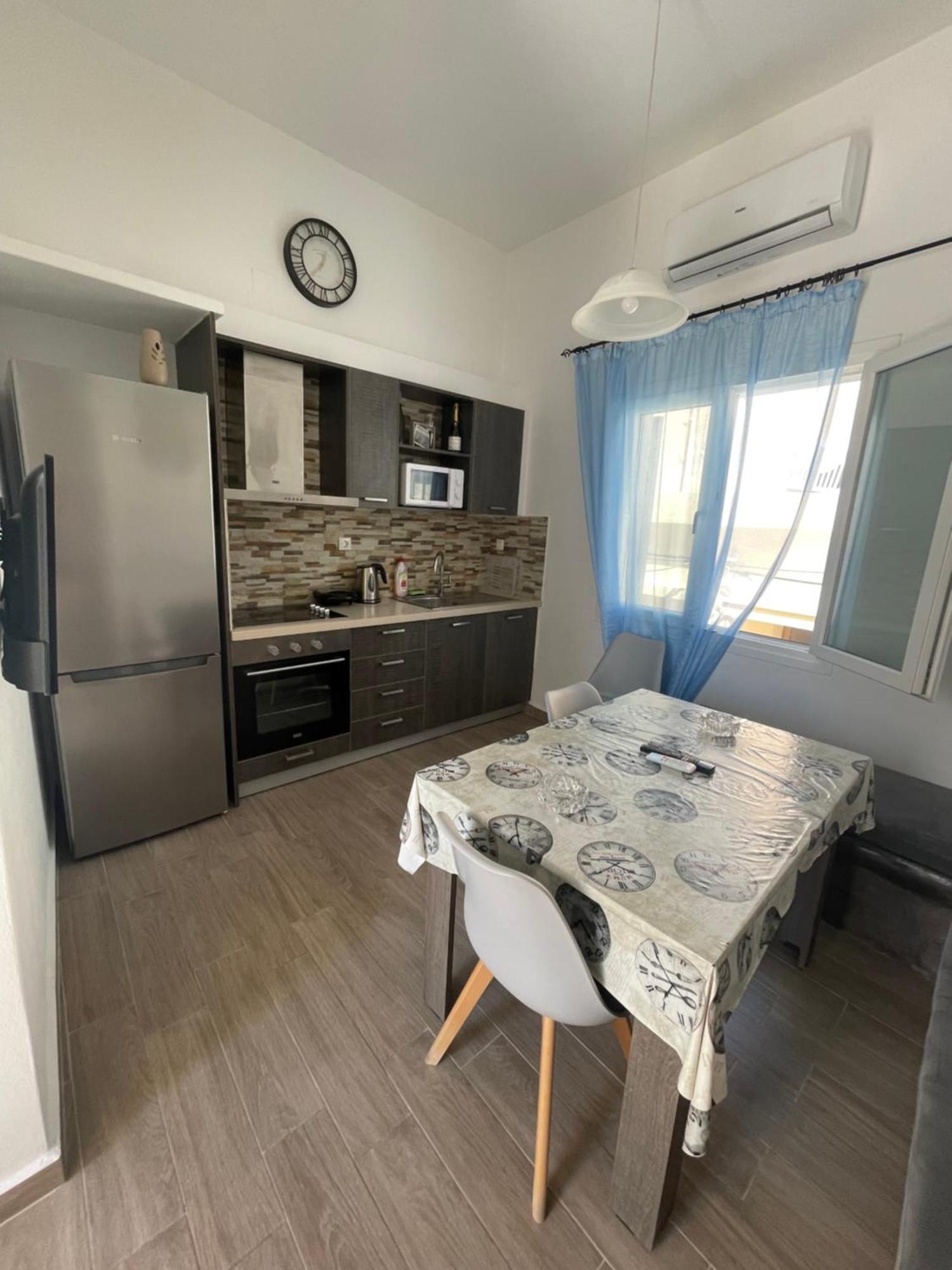 Modern & Comfortable House In The City Center Ermoupoli Exteriör bild